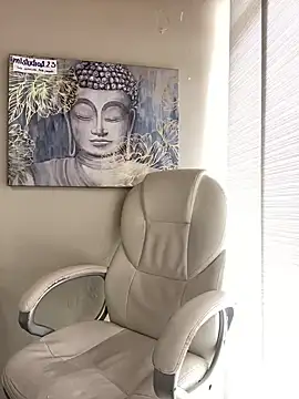 im lorein online show from February 25, 2025, 2:44 pm