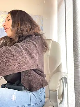 im lorein online show from September 12, 2025, 2:28 pm