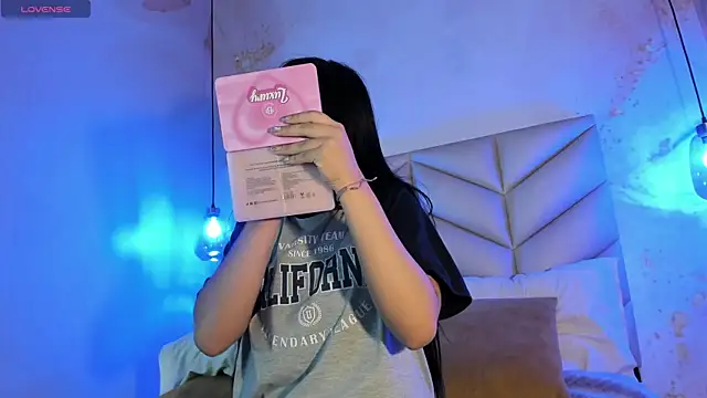 AuroraFiore online show from February 26, 2025, 8:00 pm