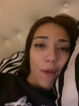 kittyprettybby online show from October 31, 2025, 4:35 am