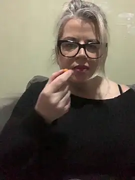 Snapshot of curvy-Ruby-Uk chatting on December 8, 2024, 3:24 pm curvy-Ruby-Uk online show from December 8, 2024, 3:24 pm