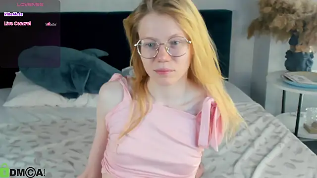 Snapshot of Esme_Runn chatting on May 6, 2026, 3:02 am Esme Runn online show from May 6, 2026, 3:02 am