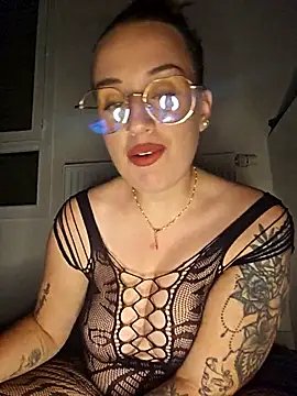 lindsay 33off online show from November 18, 2025, 9:08 pm