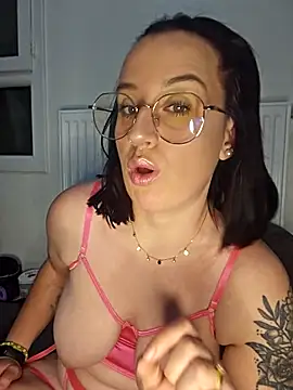 lindsay 33off online show from February 15, 2026, 6:04 pm