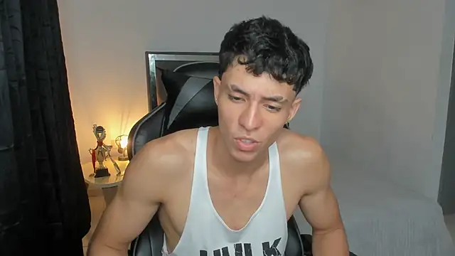 Snapshot of enzo_sloran chatting on December 2, 2025, 4:18 am enzo sloran online show from December 2, 2025, 4:18 am