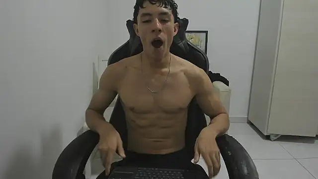 Snapshot of enzo_sloran chatting on February 12, 2026, 5:30 pm enzo sloran online show from February 12, 2026, 5:30 pm