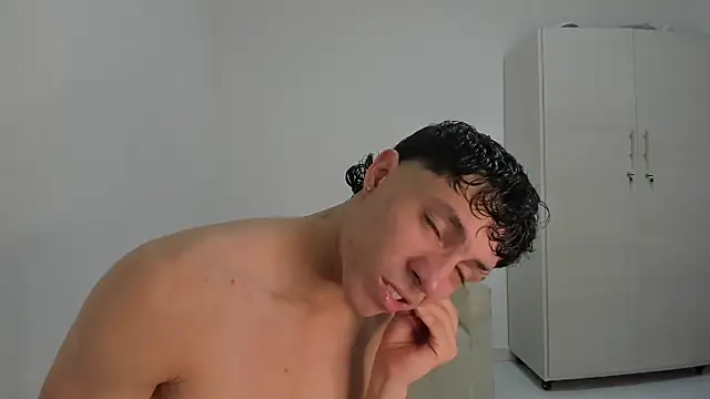 Snapshot of enzo_sloran chatting on February 20, 2026, 4:29 pm enzo sloran online show from February 20, 2026, 4:29 pm