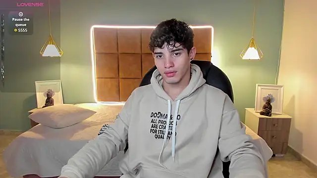 AlejooTwink online show from November 17, 2025, 2:17 am