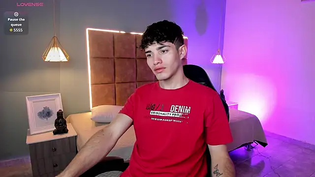 AlejooTwink online show from May 18, 2026, 3:13 am