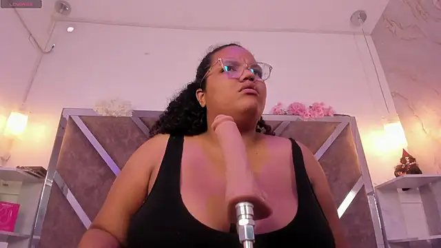 MhiaRey online show from November 5, 2025, 1:44 pm