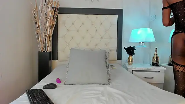 GaleHodge online show from October 28, 2025, 1:03 pm