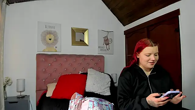 CelessteRedds online show from May 14, 2026, 12:01 pm