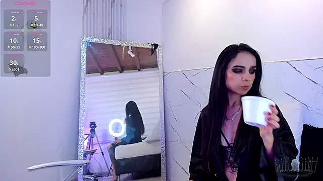 Snapshot of Alice_noir chatting on December 6, 2024, 8:18 pm Alice noir online show from December 6, 2024, 8:18 pm