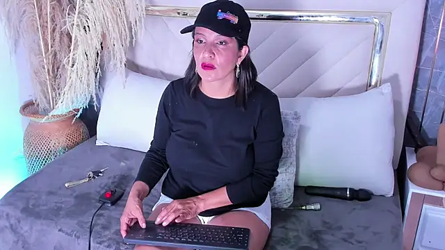 Snapshot of Slut_Milf_ chatting on September 22, 2025, 7:38 pm Slut Milf  online show from September 22, 2025, 7:38 pm