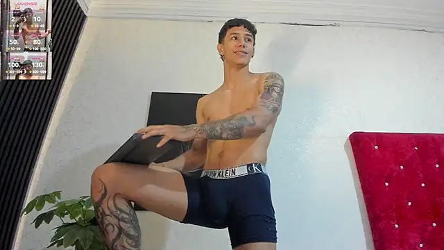 Cristopher23  online show from February 19, 2025, 7:48 pm