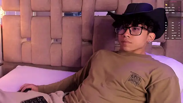 AkazaBoy  online show from November 18, 2025, 4:39 am