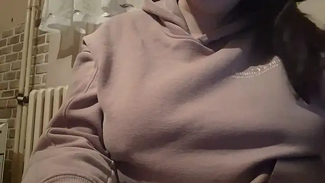 AalinnaK online show from February 18, 2025, 4:16 pm