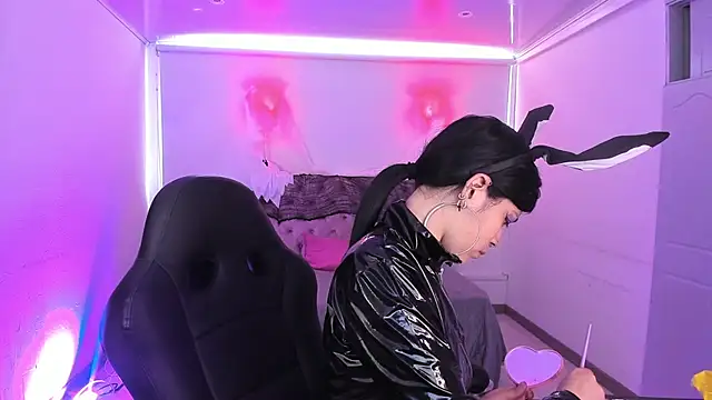 AuroraDiaz online show from October 31, 2025, 7:37 pm