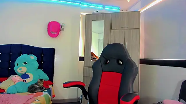 Hellen moons   online show from October 2, 2025, 7:10 pm