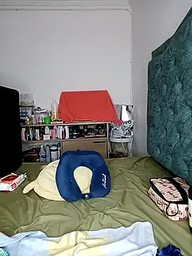 KimPielCanela online show from February 15, 2025, 9:15 pm