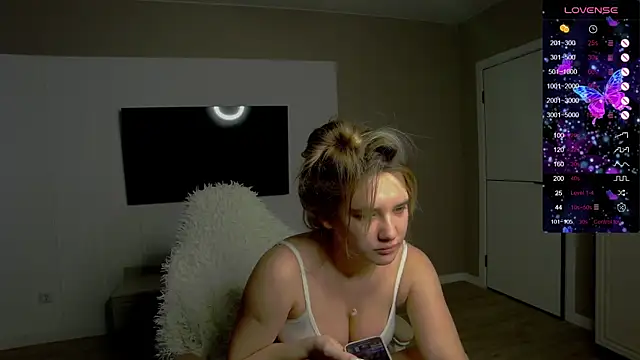 Snapshot of Holly_Molii chatting on October 30, 2025, 4:14 am Holly Molii online show from October 30, 2025, 4:14 am