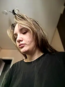 Snapshot of Holly_Molii chatting on November 29, 2025, 7:11 am Holly Molii online show from November 29, 2025, 7:11 am