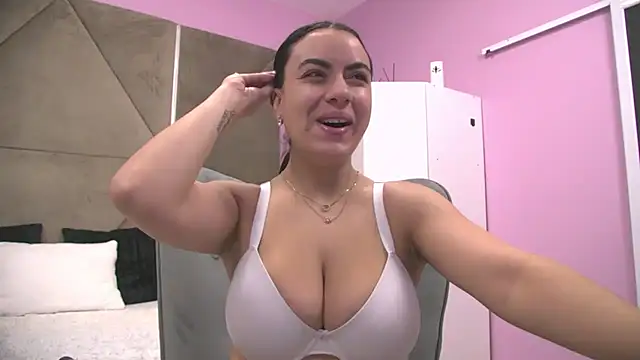 ElyzaIbarra online show from November 13, 2025, 5:50 am