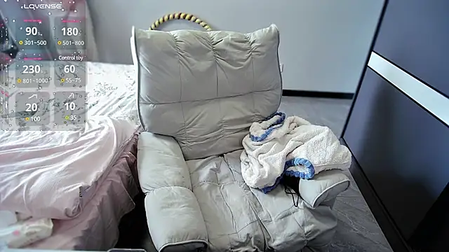 Feifei-cn online show from March 9, 2025, 2:18 am