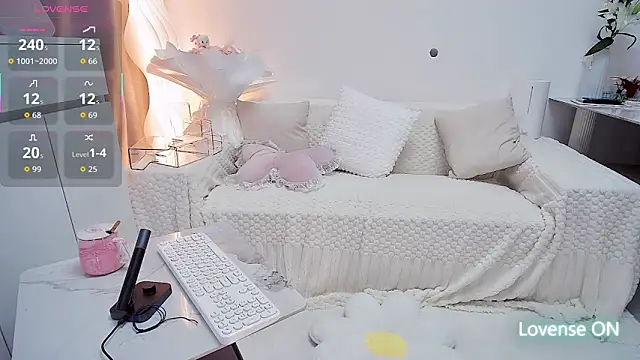 Feifei-cn online show from November 10, 2025, 1:32 pm