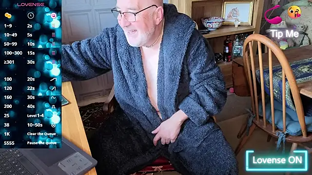 Snapshot of Adamdaddybear chatting on October 9, 2025, 8:12 am Adamdaddybear online show from October 9, 2025, 8:12 am