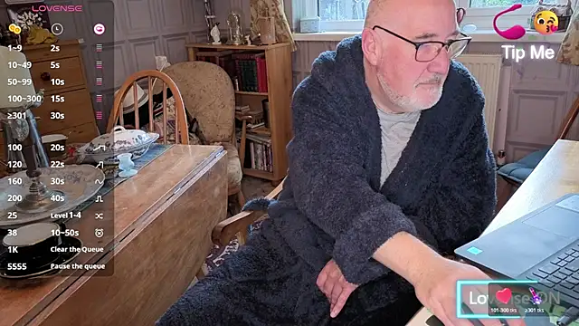 Snapshot of Adamdaddybear chatting on October 28, 2025, 7:34 am Adamdaddybear online show from October 28, 2025, 7:34 am