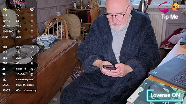 Snapshot of Adamdaddybear chatting on October 29, 2025, 7:32 am Adamdaddybear online show from October 29, 2025, 7:32 am