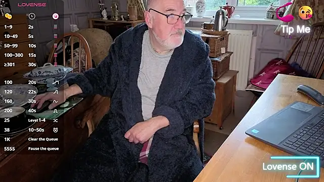 Snapshot of Adamdaddybear chatting on October 30, 2025, 7:43 am Adamdaddybear online show from October 30, 2025, 7:43 am