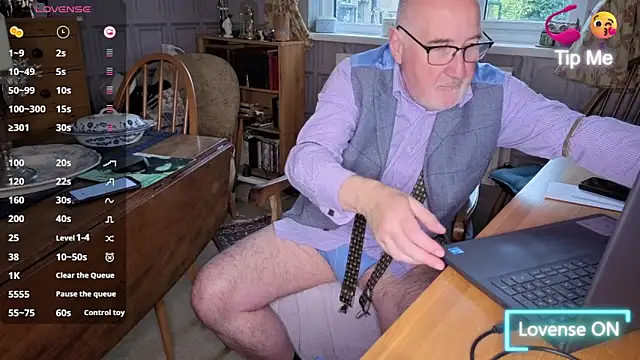 Snapshot of Adamdaddybear chatting on November 6, 2025, 2:51 pm Adamdaddybear online show from November 6, 2025, 2:51 pm