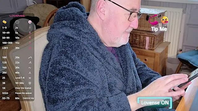 Snapshot of Adamdaddybear chatting on November 27, 2025, 8:27 am Adamdaddybear online show from November 27, 2025, 8:27 am