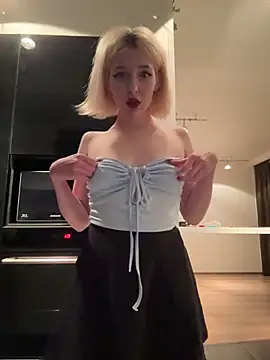 Snapshot of XMelissaX chatting on May 17, 2026, 9:33 pm XMelissaX online show from May 17, 2026, 9:33 pm
