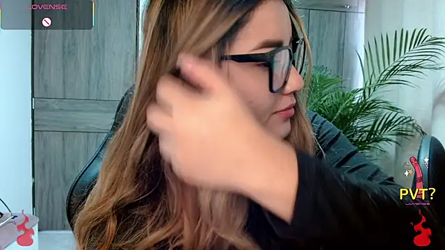 Lucia star   online show from February 26, 2026, 1:43 pm