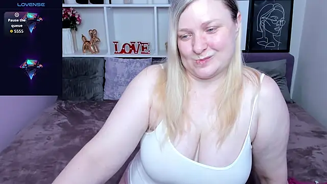 AnnaXCherri online show from November 6, 2025, 3:07 am