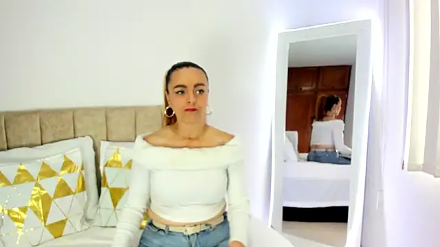 cristalwalker   online show from November 13, 2025, 12:37 pm