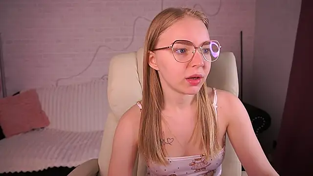 EmilySunshineS online show from March 17, 2026, 7:01 am