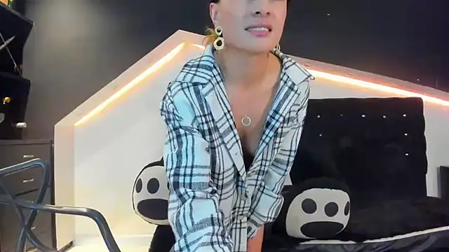Snapshot of Coral_Gibson chatting on January 25, 2025, 6:24 pm Coral Gibson online show from January 25, 2025, 6:24 pm