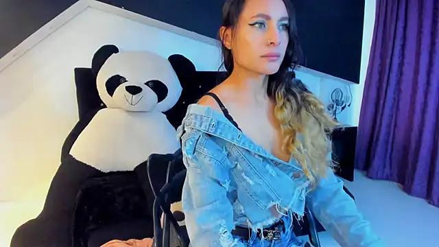 Snapshot of Coral_Gibson chatting on February 12, 2025, 12:44 pm Coral Gibson online show from February 12, 2025, 12:44 pm