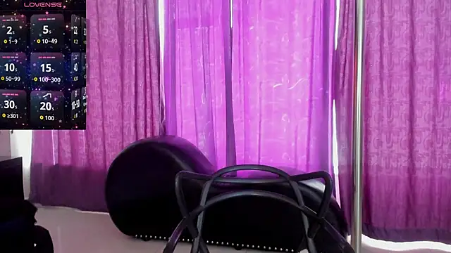 Snapshot of Coral_Gibson chatting on October 6, 2025, 1:19 pm Coral Gibson online show from October 6, 2025, 1:19 pm