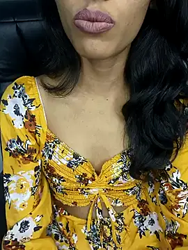 Snapshot of glam_goddess chatting on December 18, 2024, 9:29 pm glam goddess online show from December 18, 2024, 9:29 pm