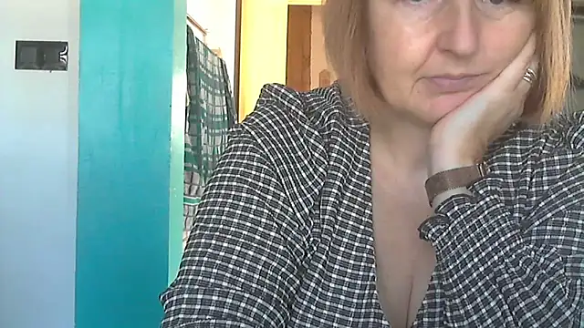 Snapshot of Sandcoq chatting on October 2, 2025, 8:32 am Sandcoq online show from October 2, 2025, 8:32 am