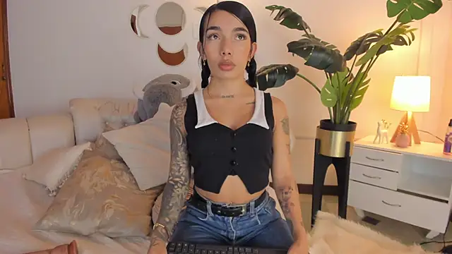 Mollymoon1 online show from April 3, 2026, 5:11 pm