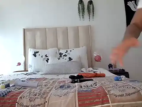 Pearl 00 online show from March 7, 2025, 12:01 pm