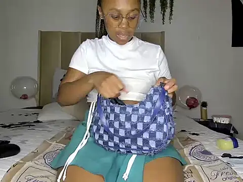 Pearl 00 online show from March 20, 2025, 9:02 pm