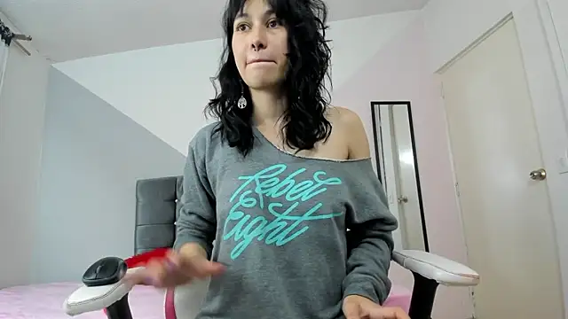 Camcrush   online show from March 12, 2025, 10:39 pm