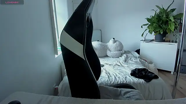 CeriseLapine online show from March 9, 2025, 12:20 pm